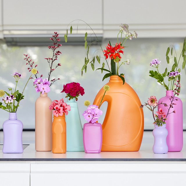 Flakonokból virágvázák: egy igazi upcycling ötlet