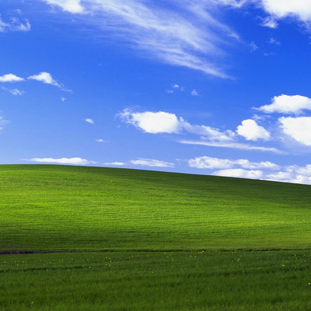 Emlékszel a Windows XP ikonikus háttérképére? Lehangoló, hogy néz ki ez a mező 2025-ben…