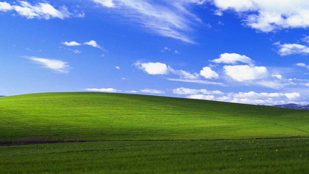 Emlékszel a Windows XP ikonikus háttérképére? Lehangoló, hogy néz ki ez a mező 2025-ben…