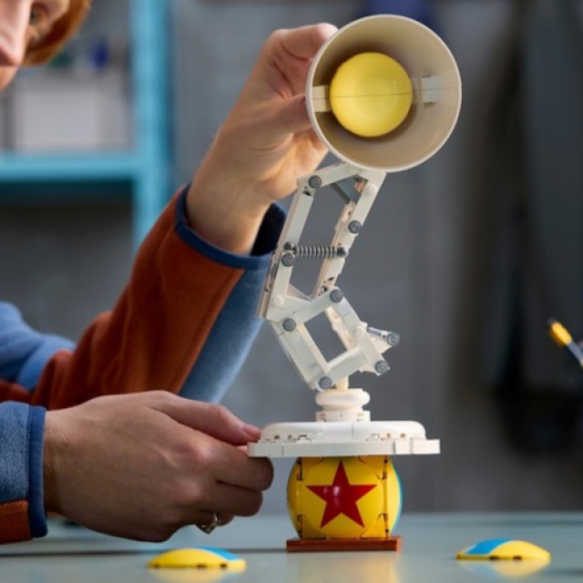 Az új LEGO® Ideas Pixar Luxo Jr. gyűjtői modellel a Pixar ikonikus lámpáját építhetjük meg