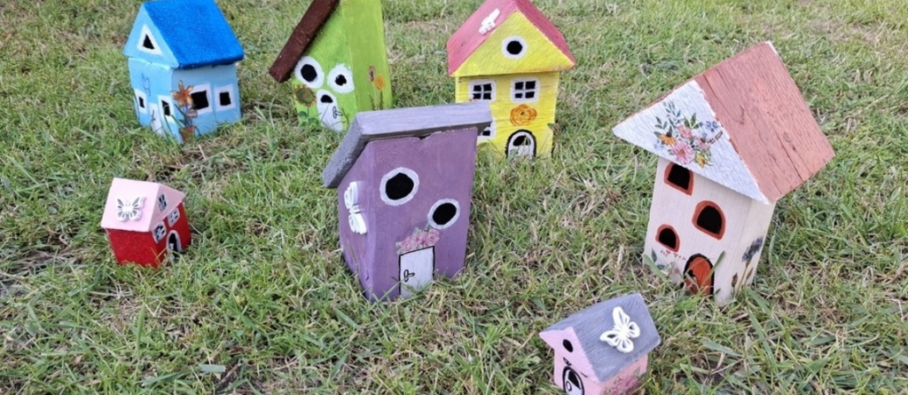 Manófalu díszíti a virágágyást: olvasónk ötlete egyszerre bájos és hihetetlenül kreatív!