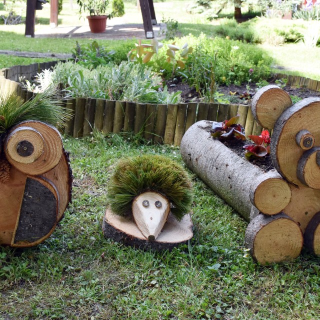 Imádjuk olvasónk kreatív ötletét: farönk virágládák állatfigurás dekorációval - Fotók