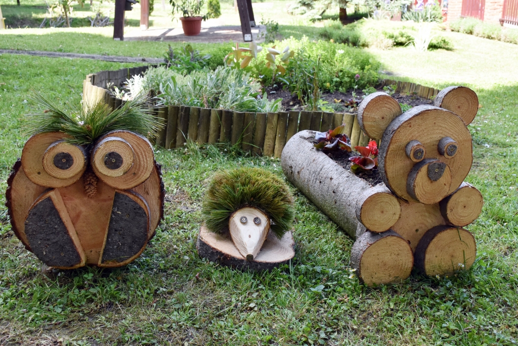 Imádjuk olvasónk kreatív ötletét: farönk virágládák állatfigurás dekorációval - Fotók