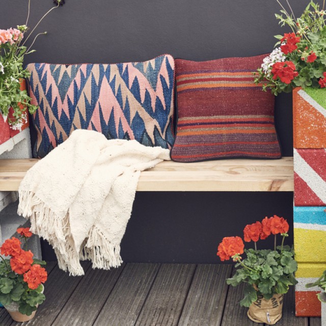 Készíts kiülőt maradék zsalukőből: ötlet egy vidám, virágos pad barkácsolásához!