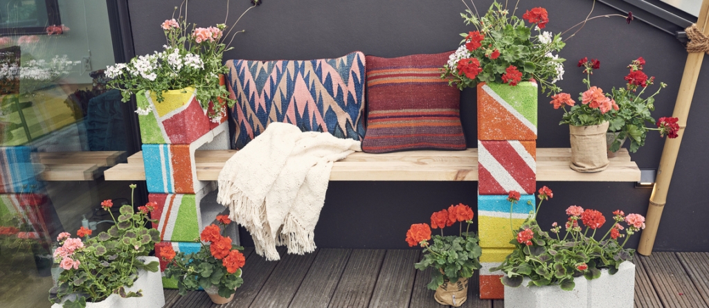 Készíts kiülőt maradék zsalukőből: ötlet egy vidám, virágos pad barkácsolásához!