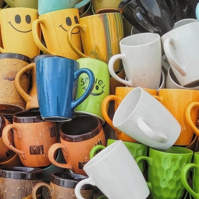 Bögregyűjtő van a családban? Építsetek közösen egyedi bögretartó állványt – íme, 3 ötlet!