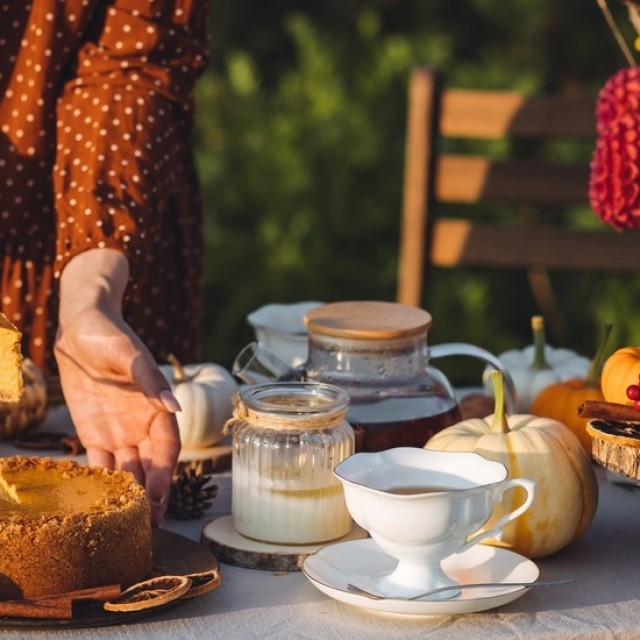 Így lehet látványos és hangulatos egy őszi vacsora a kertben: hívd meg a családot, barátokat!