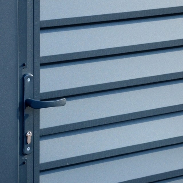 Így fesd újra profi módon a fémből készült ajtót: mutatjuk a szükséges lépéseket!