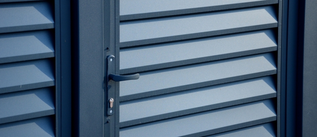 Így fesd újra profi módon a fémből készült ajtót: mutatjuk a szükséges lépéseket! Így fesd újra profi módon a fémből készült ajtót: mutatjuk a szükséges lépéseket!