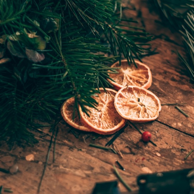 Ne dobd ki! Megunt gyertyatartóból látványos karácsonyi dekoráció narancskarikákkal