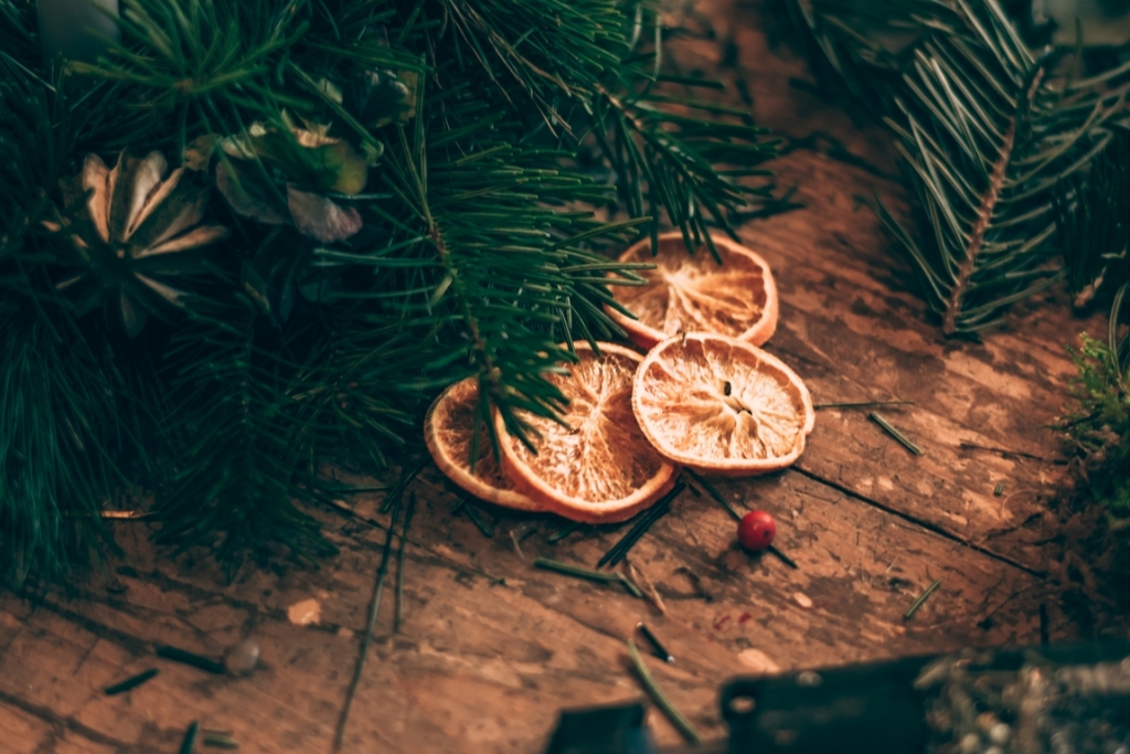 Ne dobd ki! Megunt gyertyatartóból látványos karácsonyi dekoráció narancskarikákkal