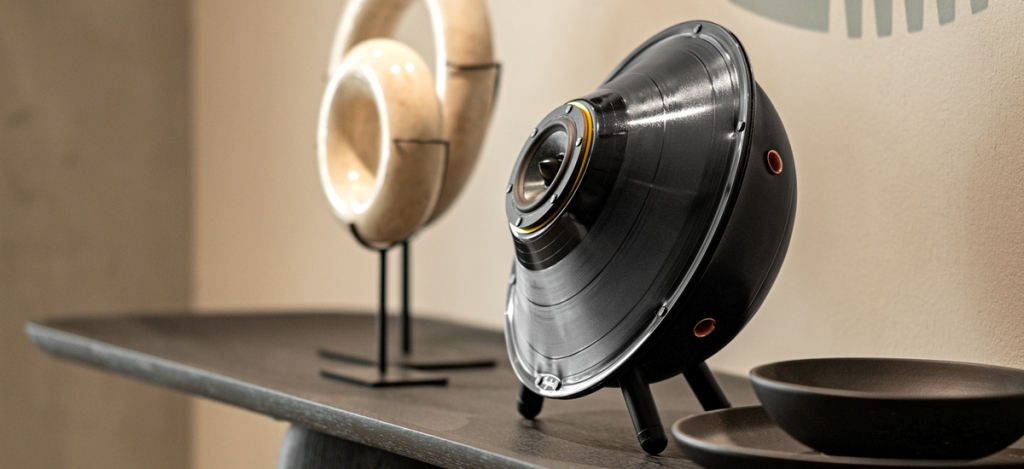 A Tipton szemüvegek után itt a hangszóró: a Sound Saucerrel lépnek be a zene világába A Tipton szemüvegek után itt a hangszóró: a Sound Saucerrel lépnek be a zene világába