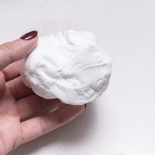 DIY manóház befőttesüvegből és levegőre száradó gyurmából: készítsd el a szünetben!