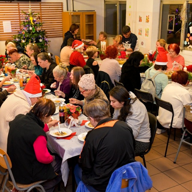 Több ezer adag meleg étel: amikor a segítségnyújtás nem ér véget karácsonykor
