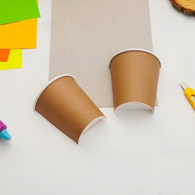 Készítsetek a gyerekekkel bájos papírpohár-hóembert, akinek mindig változik a hangulata!