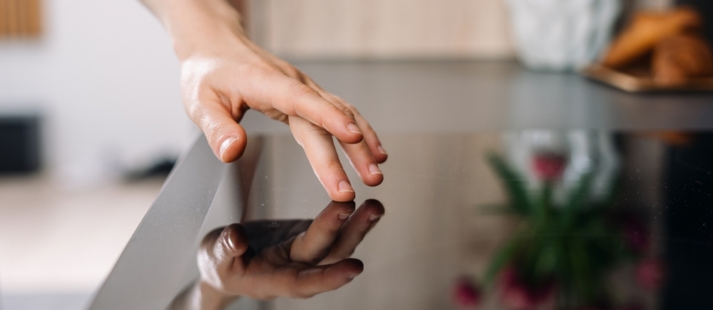 Így takaríthatod tükörfényűre az üvegkerámia főzőlapot 5 lépésben Így takaríthatod tükörfényűre az üvegkerámia főzőlapot 5 lépésben