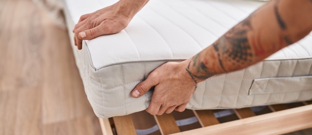 Visszataszító foltok éktelenkednek a matracon? Így tisztíthatod ki 4 lépésben Visszataszító foltok éktelenkednek a matracon? Így tisztíthatod ki 4 lépésben