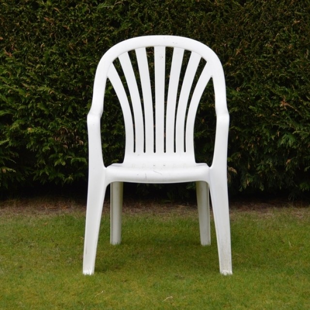 Így lesznek újra fehérek az elszürkült műanyag kerti székek – mutatjuk a lépéseket