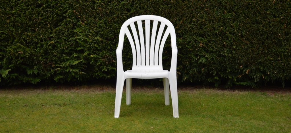 Így lesznek újra fehérek az elszürkült műanyag kerti székek – mutatjuk a lépéseket Így lesznek újra fehérek az elszürkült műanyag kerti székek – mutatjuk a lépéseket
